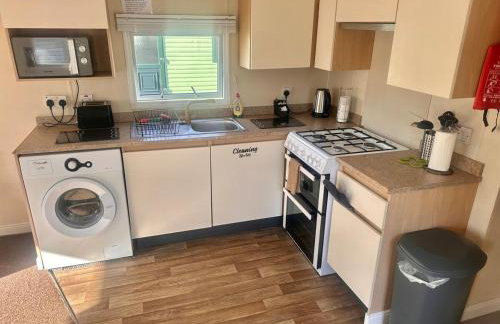 Two Bedroom Willerby Caravan Located in Uddingston, Glasgow at Maryville Caravan Site - Photo 5