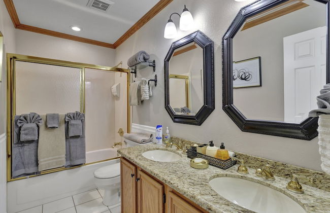 Amenities Galore! Outdoor Living & Lots of Games - Foto 23