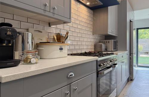 Historic Hampshire Cottage with Private Putting Green - Photo 20