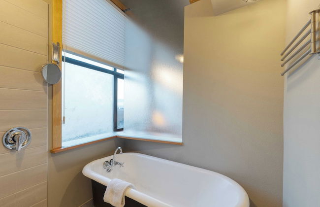 Deck Views, Fire Pit, Pool, 3 Mins to Beach Madrona Tree Retreat by Avantstay - Foto 29