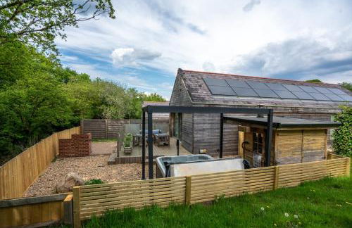 Thyme Lodge 2BR with Hot Tub near Black Mountain - Foto 1