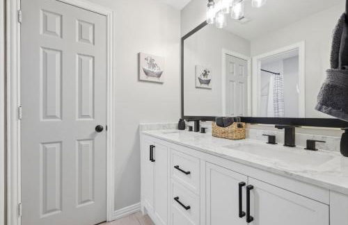 Luxury Backyard Pool & Patio Oasis 4-BD - Foto 34