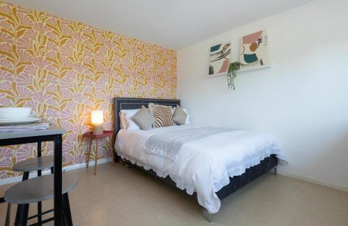 #30 Cozy & Stylish Studio Retreat - Near Odds Farm Park - Sleeps 2 - Perfect for business travelers and Couples - Free parking - Foto 2