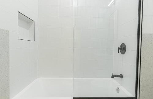 Scandinavian in Brooklyn w Balcony Near Park - Foto 15