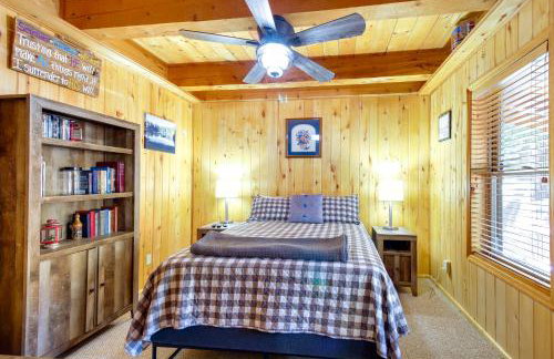 Hot Tub and Games! Lakeside Sherwood Forest Cabin - Foto 22