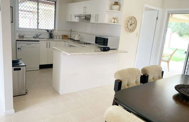 Cheerful 3 bedroom house with free parking - Foto 5