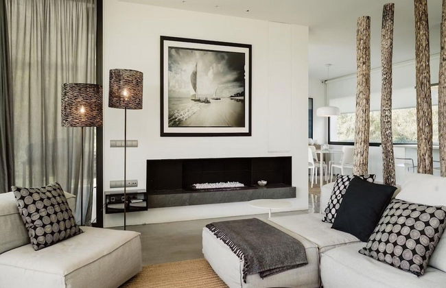 Modern Villa With Minimalistic Decor - Photo 17