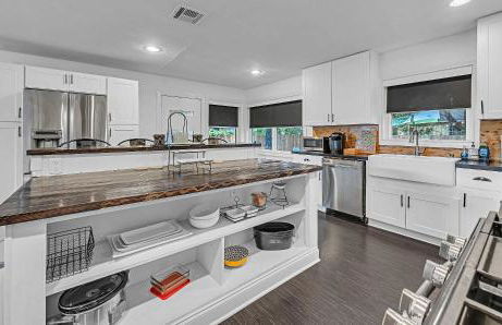 New-The Mod Poppy Large home 10 minutes from it all - Photo 12