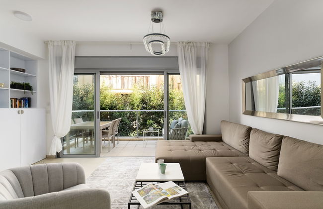 Quiet Hideaway & Terrace near Beach by FeelHome - Foto 11