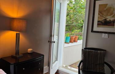 Classy Victorian Brownstone Subway Shopping - Photo 29