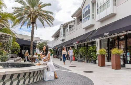 Chic & Spacious 4 Bedroom 3 Full Bathrooms Retreat in West Tampa and Pvt Backyard - Foto 8