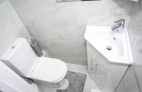 Large 4 Bedroom House Near Heathrow and M4 Free Parking - Foto 21