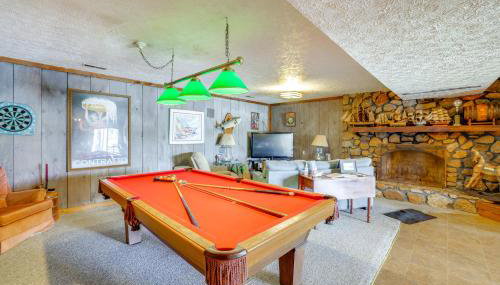 Couple’s Smith Mtn Lake Getaway w/ Private Beach - Foto 3