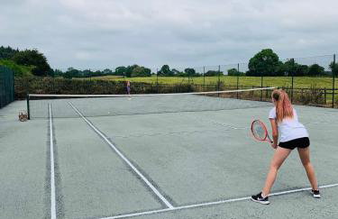 The Barn at Pentregaer Ucha, with tennis court and lake - Foto 33