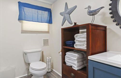 Spacious 2BR Retreat-10 minutes to the Beach! Pet Friendly! - Foto 28