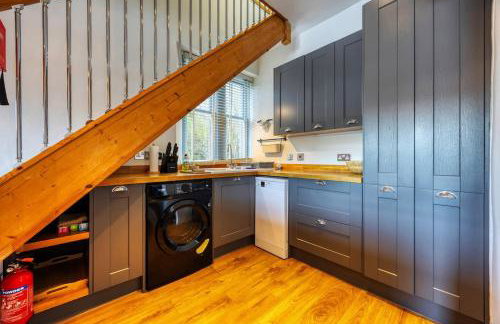 Cosy Lodge Getaway with Private Beach & Fireplace - Foto 9