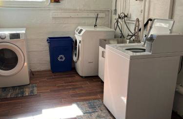 Trendy Craftsman Studio with Firepit and Laundry! - Foto 11