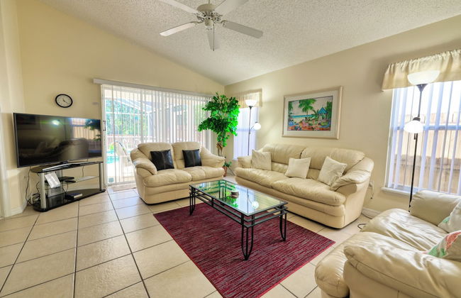 Arler House - Amazing 4 Bed 3 Bath - Private Pool - Photo 13