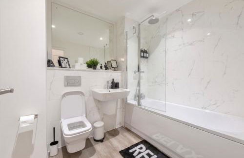 Stylish Skyline Apartment - 2 Bed, 2 Bath, Gym, Concierge in City Centre - Foto 6