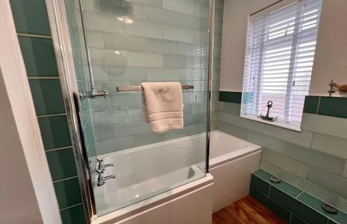 Blue Anchor House - Seaview, Hot Tub Apartments - Photo 48