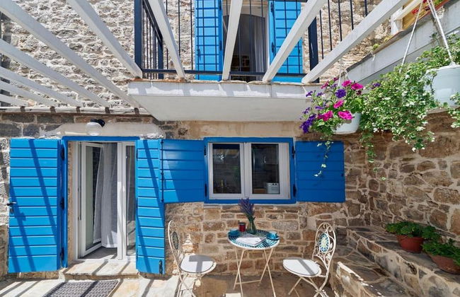 Elegant Stone House With Jacuzzi, Terrace, and Private Yard in Solta - Foto 19