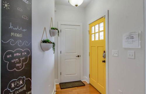 Vibrant Trendy Two Bedroom Home Near Marathon Village - Foto 8