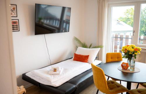 Platz für 8 Pers - C4S Come4Stay Monteure "InnArt" Boxspringbett Einzelbett Töging am Inn, Parkplatz, WLAN, Balkon, Smart TV, voll ausgestatteter Küche, Waschmaschine - Foto 38