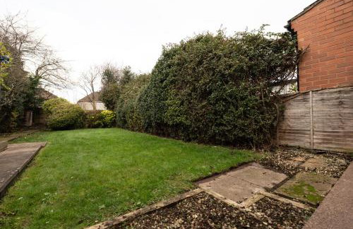 Stylish 4BR House, Sleeps 7, High-Speed Wi-Fi, Long Stay Friendly - Foto 30