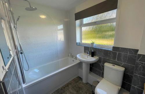 Your Leominster Base - 3BR Home with Garden & Parking - Foto 47