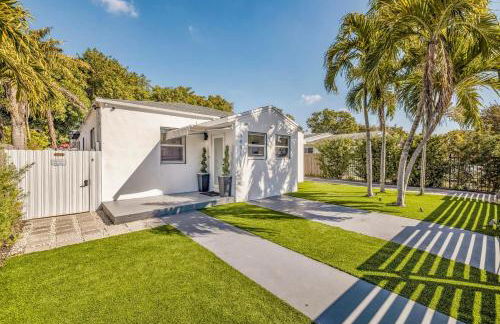 Luxury Miami Pool House Private Backyard Oasis Near Wynwood and Miami International Airport - Photo 28