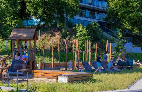 Stylish Apartment by the Lake with Balcony in Zegrze by Noclegi Renters - Foto 10