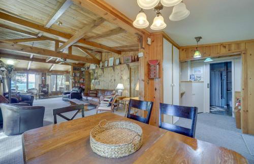 21 Mi to Slopes! Torch Lake Home with Private Beach - Foto 12