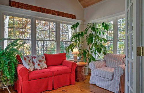 Beautiful Sandy Point Getaway with Wraparound Deck! - Foto 6