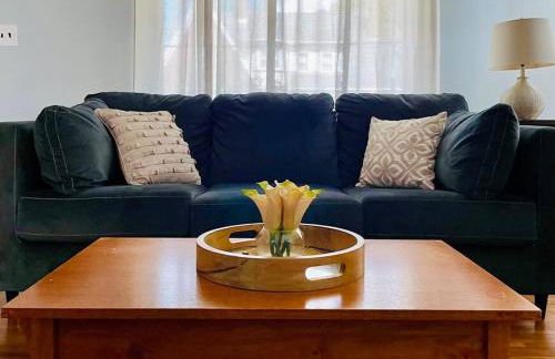 Green Roof Inn - Centrally Located 2BR/1BA Home - Foto 1