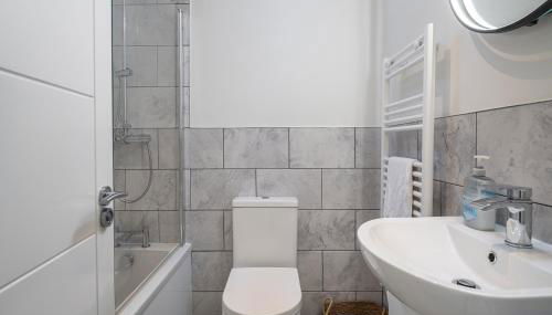 Charming 2 Bedroom Apartment in a Converted Chapel - Free Parking, Smart TV, Fast WiFi and Self-Check-In by Yoko Property - Foto 5