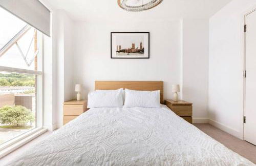 Stylish & Comfortable Top-Floor Flat in Harrow - Photo 30