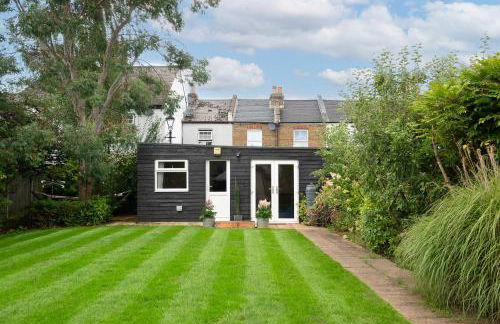 Luxury Family Home in Central Windsor with Large Garden, Games Room, Office, Parking & Pet-Friendly - Photo 20