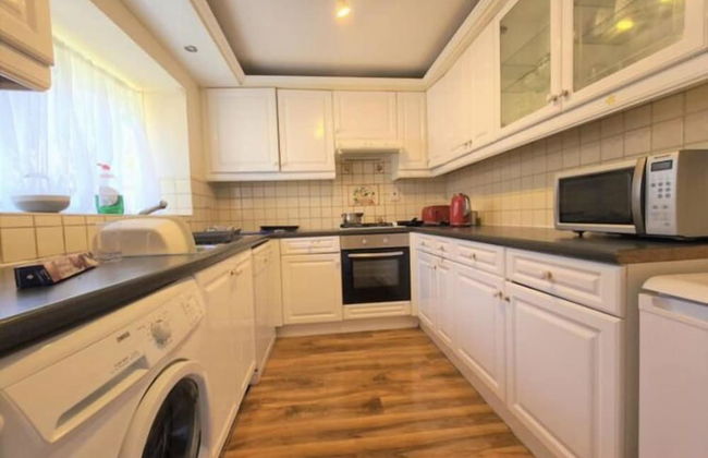 Nice 3-bed House in Farnham Royal Slough - Foto 4