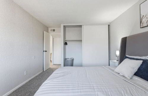 Cozy, modern apartment with bright interiors - Photo 10