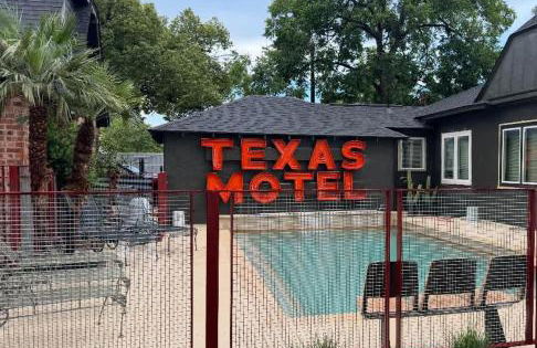 the treehouse with pool & hot tub at The Ponderosa - Foto 29