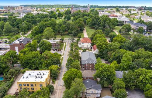 Tovey House-Walk to Downtown and Campus - Photo 4