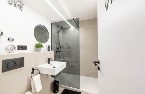 Malu Rooms - im Zentrum, Kostenloser Parkplatz, Klima, Balkon, Netflix, 24h Checkin - Photo 24