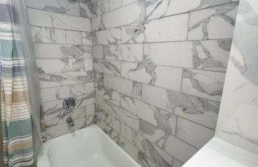 ½ mile to Longwood Medical, Renovated, Pub Trans - Foto 11