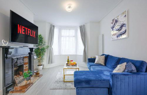 Newly Refurbished House - Close to Town Centre -Free Parking, Super-Fast Wifi, Smart TV with Netflix by Yoko Property - Photo 17