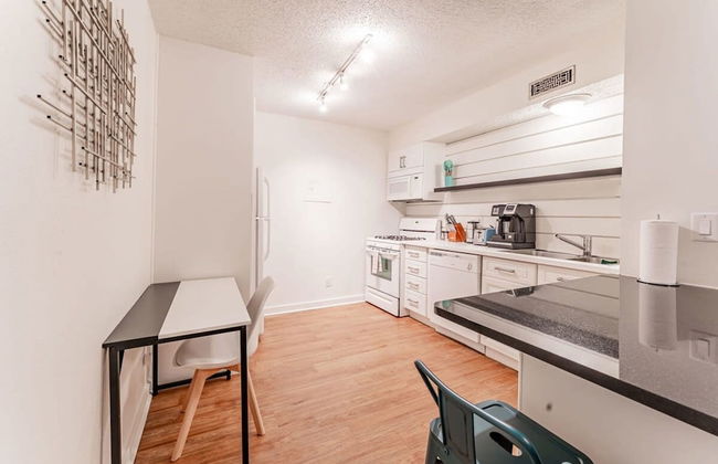 Chic 2BR Near Triangle With King Beds Fast Wifi - Foto 13