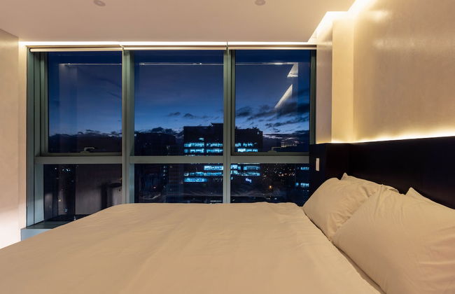 Luxury 2BR Gem in One Uptown, bgc - Photo 6