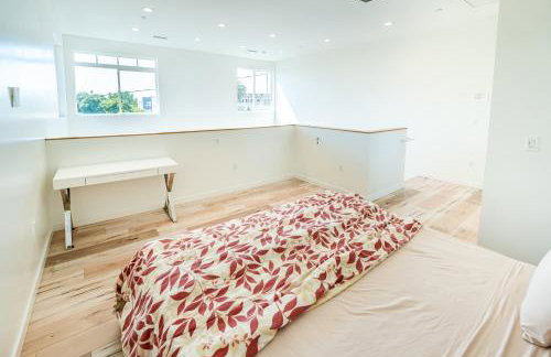 Modern 3 Bedroom 3 Level Loft in Hollywood Sleeps 10 Free Gated Parking Full Kitchen - Photo 27
