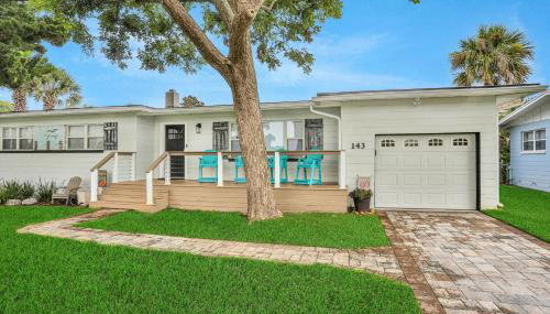 Beach house & backyard oasis with private pool - short walk to beach - Foto 2