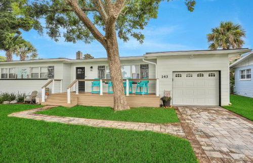 Beach house & backyard oasis with private pool - short walk to beach - Foto 2