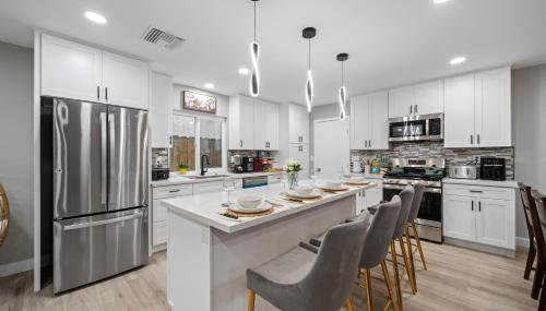 Entire Private Home with 3 Bedrooms 2 Bathrooms, Hot Tub, Garage, King Bed, Available Now - Foto 4